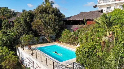 La piscine de la villa razambe